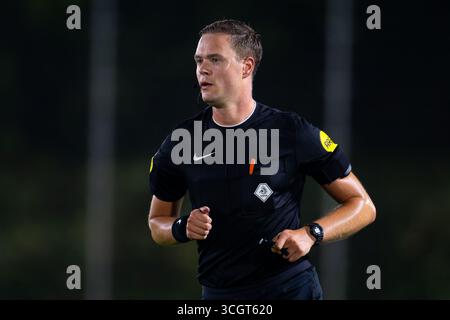 Eindhoven, Niederlande. August 2025. EINDHOVEN, NIEDERLANDE - 29. AUGUST: Schiedsrichter Rick Sturmr beim niederländischen Keuken Kampioen Divisie Spiel zwischen Jong PSV und Jong AZ auf dem PSV Campus de Herdgang am 29. August 2025 in Eindhoven, Niederlande. (Foto von Joris Verwijst/Orange Pictures) Credit: Orange Pics BV/Alamy Live News Stockfoto