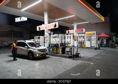 Bangkok, Thailand - 14. Oktober 2024: Ein Honda-Fahrzeug betankt nachts an einer Shell-Tankstelle in Bangkok. Stockfoto
