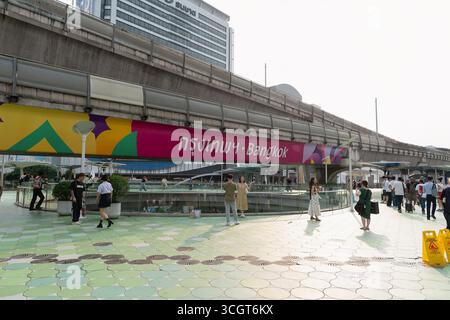 Bangkok, Thailand - 15. Oktober 2024: Menschen wandern und fotografieren tagsüber auf dem OneSiam Skywalk in Bangkok. Stockfoto
