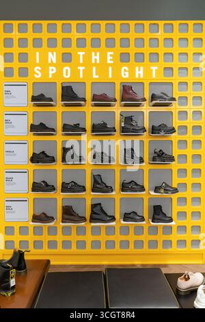 Bangkok, Thailand - 15. Oktober 2024: Eine Reihe von Dr. Martens Schuhen, die in ihrem Bereich im Siam Paragon Einkaufszentrum ausgestellt werden, mit verschiedenen styl Stockfoto
