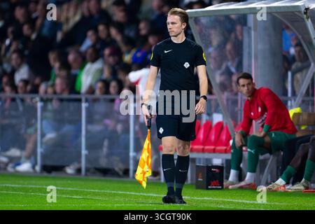 Eindhoven, Niederlande. August 2025. EINDHOVEN, NIEDERLANDE - 29. AUGUST: Assistenzschiedsrichter Max Wolfkamp beim niederländischen Keuken Kampioen Divisie Spiel zwischen Jong PSV und Jong AZ am PSV Campus de Herdgang am 29. August 2025 in Eindhoven, Niederlande. (Foto von Joris Verwijst/Orange Pictures) Credit: Orange Pics BV/Alamy Live News Stockfoto