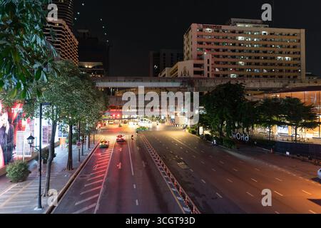 Bangkok, Thailand - 16. Oktober 2024: Nächtlicher Blick auf die Kreuzung von Ratchadamri Road und Rama I Road in Bangkok, mit dem erhöhten BTS Track Stockfoto