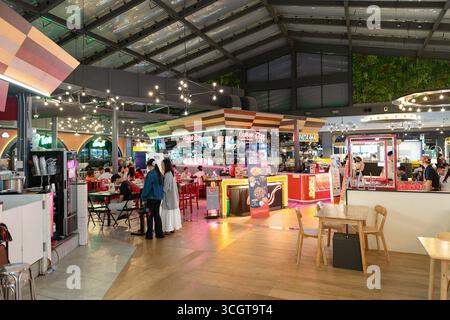 Bangkok, Thailand - 15. Oktober 2024: Innenaufnahme des Food Court im Einkaufszentrum Siam Center mit Imbissständen und Sitzbereichen. Stockfoto