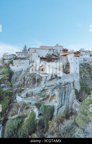 Meteora in Griechenland bietet atemberaubende Felssäulen mit antiken Klöstern, die Naturwunder mit spirituellen und architektonischen Wundertümern verbinden. Stockfoto