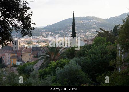 Blick auf eine französische Stadt, gesäumt von Bäumen Stockfoto