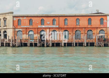 Die Straßenfotografie in Venedig fängt zeitlose Schönheit ein – gewundene Kanäle, schattige Gassen und ehrliche Momente in einer Stadt, die auf dem Wasser schwimmt. Stockfoto