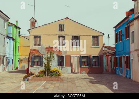 Die Straßenfotografie in Venedig fängt zeitlose Schönheit ein – gewundene Kanäle, schattige Gassen und ehrliche Momente in einer Stadt, die auf dem Wasser schwimmt. Stockfoto