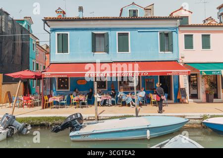 Die Straßenfotografie in Venedig fängt zeitlose Schönheit ein – gewundene Kanäle, schattige Gassen und ehrliche Momente in einer Stadt, die auf dem Wasser schwimmt. Stockfoto
