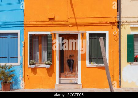 Die Straßenfotografie in Venedig fängt zeitlose Schönheit ein – gewundene Kanäle, schattige Gassen und ehrliche Momente in einer Stadt, die auf dem Wasser schwimmt. Stockfoto