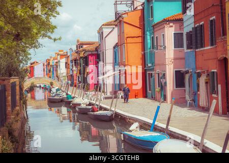 Die Straßenfotografie in Venedig fängt zeitlose Schönheit ein – gewundene Kanäle, schattige Gassen und ehrliche Momente in einer Stadt, die auf dem Wasser schwimmt. Stockfoto