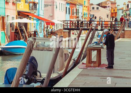 Die Straßenfotografie in Venedig fängt zeitlose Schönheit ein – gewundene Kanäle, schattige Gassen und ehrliche Momente in einer Stadt, die auf dem Wasser schwimmt. Stockfoto