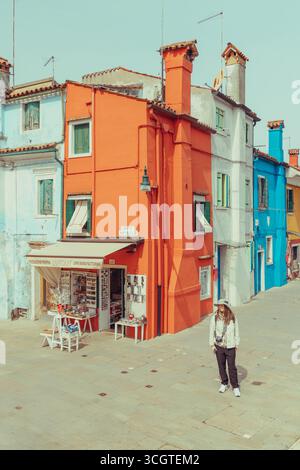 Die Straßenfotografie in Venedig fängt zeitlose Schönheit ein – gewundene Kanäle, schattige Gassen und ehrliche Momente in einer Stadt, die auf dem Wasser schwimmt. Stockfoto