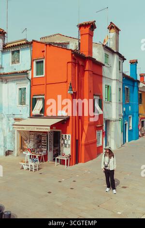 Die Straßenfotografie in Venedig fängt zeitlose Schönheit ein – gewundene Kanäle, schattige Gassen und ehrliche Momente in einer Stadt, die auf dem Wasser schwimmt. Stockfoto