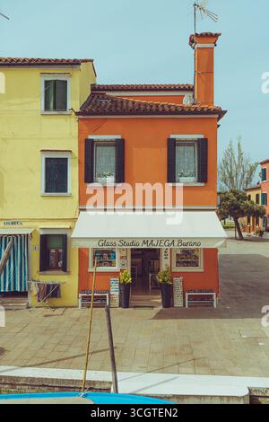 Die Straßenfotografie in Venedig fängt zeitlose Schönheit ein – gewundene Kanäle, schattige Gassen und ehrliche Momente in einer Stadt, die auf dem Wasser schwimmt. Stockfoto