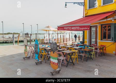 Die Straßenfotografie in Venedig fängt zeitlose Schönheit ein – gewundene Kanäle, schattige Gassen und ehrliche Momente in einer Stadt, die auf dem Wasser schwimmt. Stockfoto
