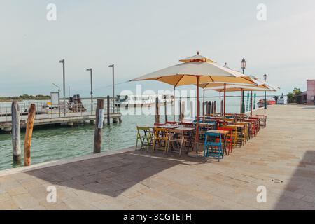 Die Straßenfotografie in Venedig fängt zeitlose Schönheit ein – gewundene Kanäle, schattige Gassen und ehrliche Momente in einer Stadt, die auf dem Wasser schwimmt. Stockfoto