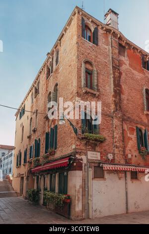 Die Straßenfotografie in Venedig fängt zeitlose Schönheit ein – gewundene Kanäle, schattige Gassen und ehrliche Momente in einer Stadt, die auf dem Wasser schwimmt. Stockfoto