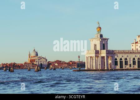 Die Straßenfotografie in Venedig fängt zeitlose Schönheit ein – gewundene Kanäle, schattige Gassen und ehrliche Momente in einer Stadt, die auf dem Wasser schwimmt. Stockfoto