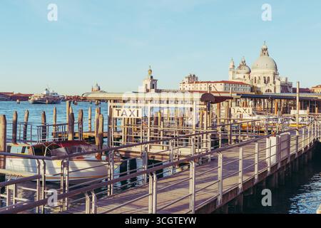 Die Straßenfotografie in Venedig fängt zeitlose Schönheit ein – gewundene Kanäle, schattige Gassen und ehrliche Momente in einer Stadt, die auf dem Wasser schwimmt. Stockfoto