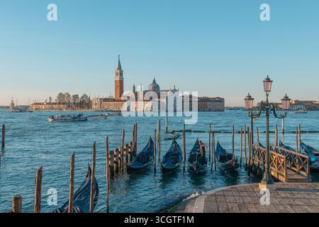 Die Straßenfotografie in Venedig fängt zeitlose Schönheit ein – gewundene Kanäle, schattige Gassen und ehrliche Momente in einer Stadt, die auf dem Wasser schwimmt. Stockfoto