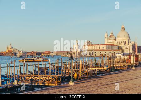Die Straßenfotografie in Venedig fängt zeitlose Schönheit ein – gewundene Kanäle, schattige Gassen und ehrliche Momente in einer Stadt, die auf dem Wasser schwimmt. Stockfoto