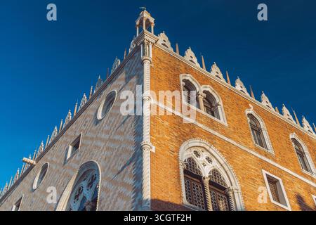 Die Straßenfotografie in Venedig fängt zeitlose Schönheit ein – gewundene Kanäle, schattige Gassen und ehrliche Momente in einer Stadt, die auf dem Wasser schwimmt. Stockfoto