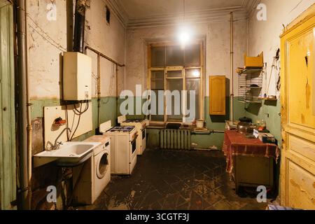 Schäbige Kücheneinrichtung in der alten Wohnung. Armutskonzept. Stockfoto
