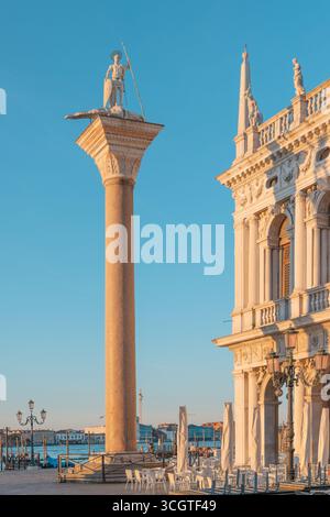 Die Straßenfotografie in Venedig fängt zeitlose Schönheit ein – gewundene Kanäle, schattige Gassen und ehrliche Momente in einer Stadt, die auf dem Wasser schwimmt. Stockfoto