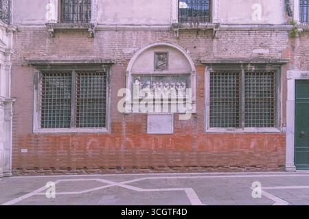 Die Straßenfotografie in Venedig fängt zeitlose Schönheit ein – gewundene Kanäle, schattige Gassen und ehrliche Momente in einer Stadt, die auf dem Wasser schwimmt. Stockfoto