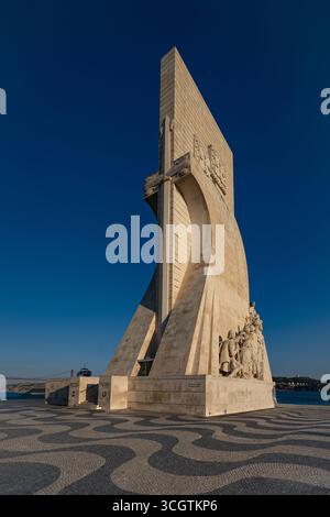 Denkmal für die Entdeckungen, Belém, Lissabon - Kalkstein-Tribut an portugiesische Entdecker mit Blick auf den Tejo und die Brücke 25 de Abril Stockfoto