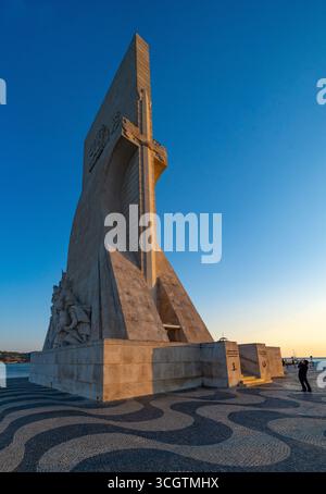 Denkmal Padrão dos Descobrimentos am Flussufer des Tejo im Viertel Belém, Lissabon, Portugal mit der berühmten roten Hängebrücke Stockfoto