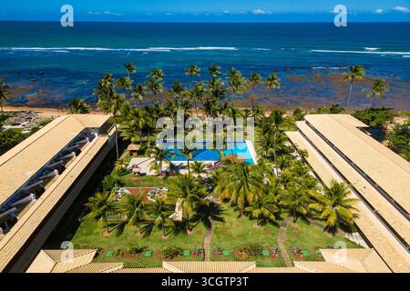Luxus-Resort mit Pool und Palmen vor dem Strand im Bundesstaat Bahia, Nordosten Brasiliens Stockfoto