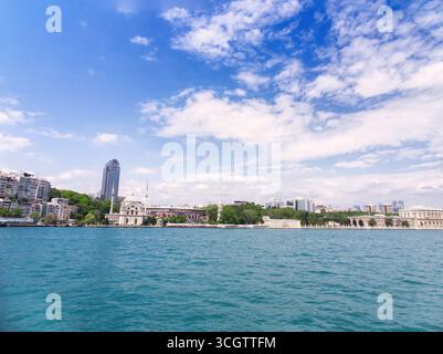 Blick auf Istanbuls Uferpromenade mit historischen Gebäuden und modernen Wolkenkratzern entlang des Bosporus Stockfoto