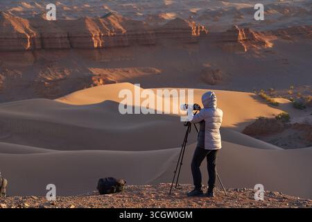 Fotograf, der die wunderschöne und ruhige Wüstenlandschaft während des Sonnenaufgangs einfängt Stockfoto