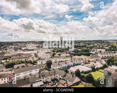 Kilkenny Irland, Juli 2023 Stadtblick mit einem Schloss im Hintergrund. Der Himmel ist bewölkt und die Gebäude sind weiß Kilkenny, Irland Stockfoto