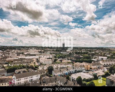 Kilkenny Irland, Juli 2023 Stadtblick mit einem großen Schloss in der Mitte. Der Himmel ist bewölkt und die Sonne scheint Kilkenny, Irland Stockfoto