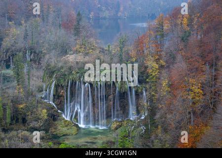 Blick am frühen Morgen auf einen großen Kriegsfall im nationalpark Plitvicer Seen im Herbst. Stockfoto