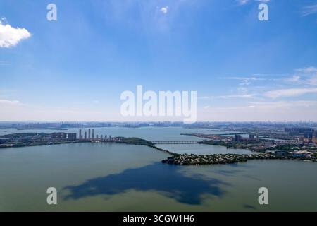 Wuhan Stadt china Landschaft zeigt Wasser und Gebäude unter einem klaren Himmel. Stockfoto
