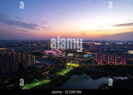 Wuhan City china beleuchtet Gebäude und Stadion in der Abenddämmerung. Stockfoto