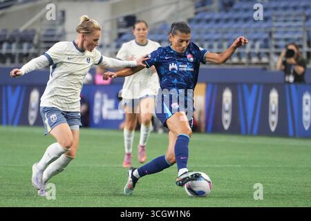 Seattle, Usa. August 2025. San Diego Wave FC Mittelfeldspieler Kenza Dali (10) dribbelt den Ball unter dem Druck von Jess Fishlock (10), dem Mittelfeldspieler von Seattle Reign FC, während der ersten Hälfte eines NWSL-Spiels im Lumen Field in Seattle, Washington am 29. August 2025. (Foto Nate Koppelman/SIPA USA) Credit: SIPA USA/Alamy Live News Stockfoto