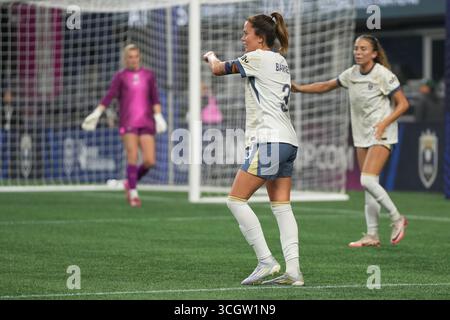 Seattle, Usa. August 2025. Lauren Barnes (3), Madison Curry (24) und Torhüterin Claudia Dickey (1) signalisieren am 29. August 2025 einen Torstoß in der ersten Hälfte eines NWSL-Spiels im Lumen Field in Seattle, Washington. (Foto Nate Koppelman/SIPA USA) Credit: SIPA USA/Alamy Live News Stockfoto