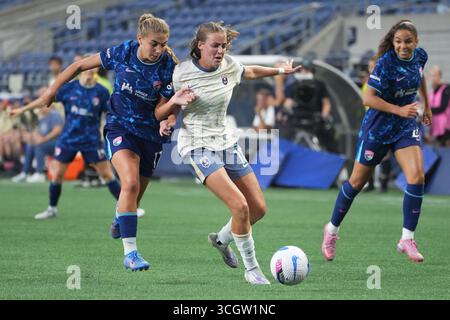Seattle, Usa. August 2025. Seattle Reign FC Mittelfeldspieler Sally Menti (18) schirmt den Ball vor San Diego Wave FC Mittelfeldspieler Kimmi Ascanio (17) während der ersten Hälfte eines NWSL-Spiels am 29. August 2025 im Lumen Field in Seattle, Washington, ab. (Foto Nate Koppelman/SIPA USA) Credit: SIPA USA/Alamy Live News Stockfoto