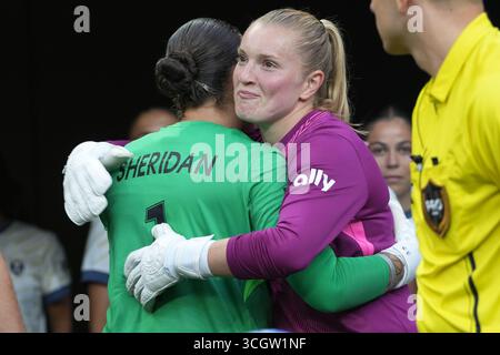 Seattle, Usa. August 2025. Die Torhüterin Claudia Dickey (1) des Seattle Reign FC trifft auf den San Diego Wave FC Torhüter Kailen Sheridan (1), bevor sie am 29. August 2025 ein NWSL-Spiel im Lumen Field in Seattle, Washington, absolvierte. (Foto Nate Koppelman/SIPA USA) Credit: SIPA USA/Alamy Live News Stockfoto