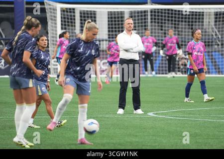 Seattle, Usa. August 2025. San Diego Wave FC-Cheftrainer Jonas Eidevall beobachtet, wie der Seattle Reign FC sich vor einem NWSL-Spiel am 29. August 2025 im Lumen Field in Seattle, Washington, aufwärmen wird. (Foto Nate Koppelman/SIPA USA) Credit: SIPA USA/Alamy Live News Stockfoto