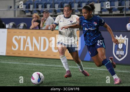 Seattle, Usa. August 2025. Seattle Reign FC-Stürmer Emeri Adames (47) und San Diego Wave FC-Stürmer Delphine Cascarino (20) kämpfen um den Ball während der ersten Hälfte eines NWSL-Spiels im Lumen Field in Seattle, Washington am 29. August 2025. (Foto Nate Koppelman/SIPA USA) Credit: SIPA USA/Alamy Live News Stockfoto