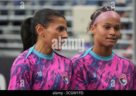 Seattle, Usa. August 2025. San Diego Wave FC Mittelfeldspieler Kenza Dali (10) und San Diego Wave FC Verteidiger Trinity Armstrong (3) haben ein Gespräch, als sie das Spielfeld vor einem NWSL-Spiel gegen Seattle Reign FC am 29. August 2025 im Lumen Field in Seattle, Washington verlassen. (Foto Nate Koppelman/SIPA USA) Credit: SIPA USA/Alamy Live News Stockfoto