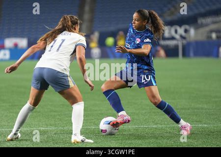 Seattle, Usa. August 2025. Der San Diego Wave FC-Stürmer Delphine Cascarino (20) schneidet den Ball in der ersten Hälfte eines NWSL-Spiels im Lumen Field in Seattle, Washington, am 29. August 2025 von der Verteidigerin des Seattle Reign FC Sofia Huerta (11) ab. (Foto Nate Koppelman/SIPA USA) Credit: SIPA USA/Alamy Live News Stockfoto