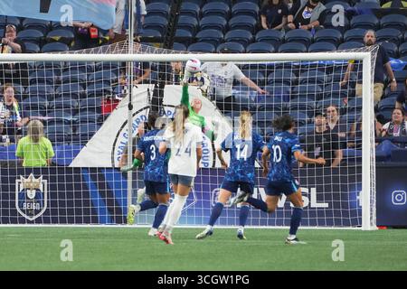 Seattle, Usa. August 2025. Der San Diego Wave FC Torhüter Kailen Sheridan (1) hat am 29. August 2025 in der ersten Hälfte eines NWSL-Spiels im Lumen Field in Seattle, Washington, einen Schuss von Madison Curry (24) abgelegt. (Foto Nate Koppelman/SIPA USA) Credit: SIPA USA/Alamy Live News Stockfoto