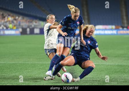 Seattle, Usa. August 2025. Hanna Lundkvist (6), Stürmer Makenzy Robbe (15) und Madison Curry (24) von Seattle Reign sind in der ersten Hälfte eines NWSL-Spiels am 29. August 2025 im Lumen Field in Seattle, Washington, gestürzt. (Foto Nate Koppelman/SIPA USA) Credit: SIPA USA/Alamy Live News Stockfoto