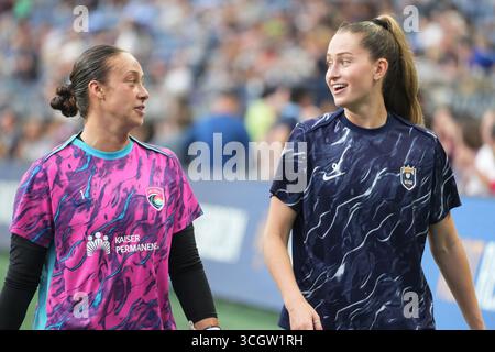 Seattle, Usa. August 2025. San Diego Wave FC Torhüter Kailen Sheridan (1) und Seattle Reign FC Stürmer Jordyn Huitema (9) verließen das Spielfeld vor einem NWSL-Spiel am 29. August 2025 im Lumen Field in Seattle, Washington. (Foto Nate Koppelman/SIPA USA) Credit: SIPA USA/Alamy Live News Stockfoto